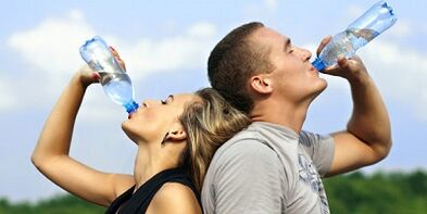 Consommation d'eau principale avec une véritable nutrition